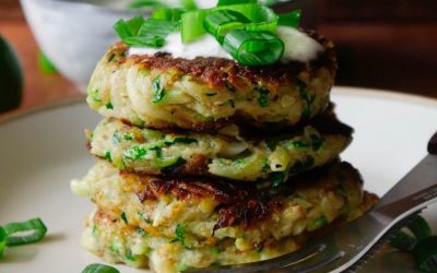 Vegane Zucchini Puffer mit Meerrettich Dressing