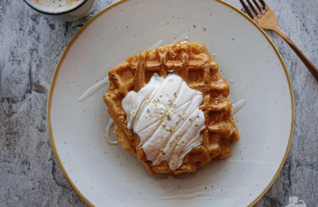 Schnelle Carrot-Cake Waffeln – vegan & glutenfrei