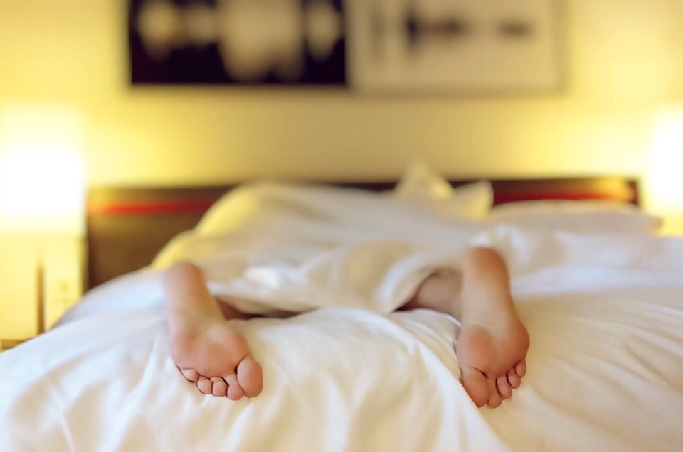 Warum Schlafmangel Dich dick macht und 5 Tipps, wie Du Dich leichter schlank und stark schläfst