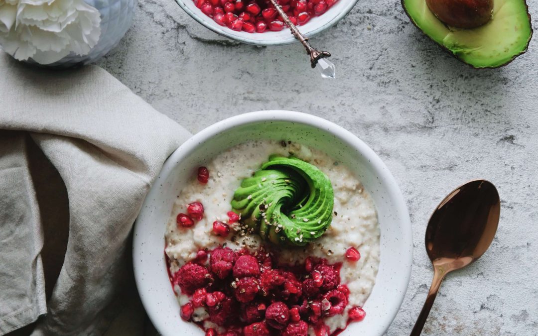 Herzhaftes Porridge mit Avocado und Himbeeren