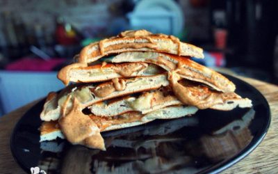 Banane-Peanutbutter gefüllte Protein-Pancakes