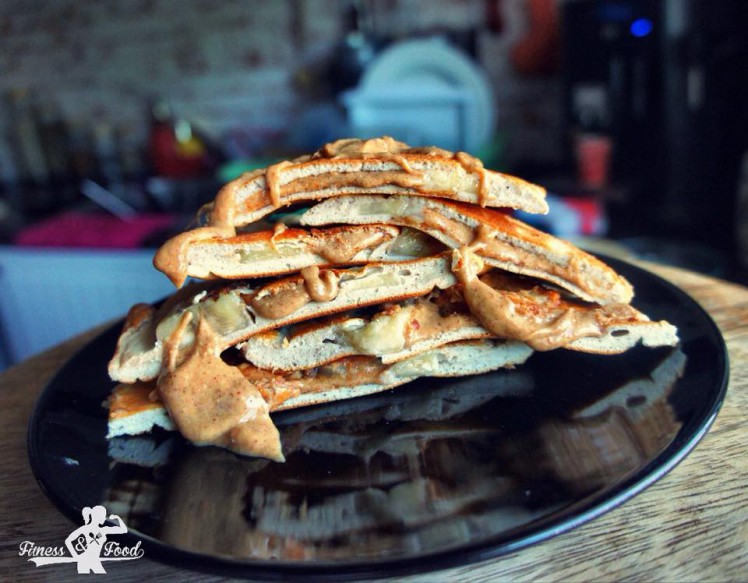 Banane-Peanutbutter gefüllte Protein-Pancakes