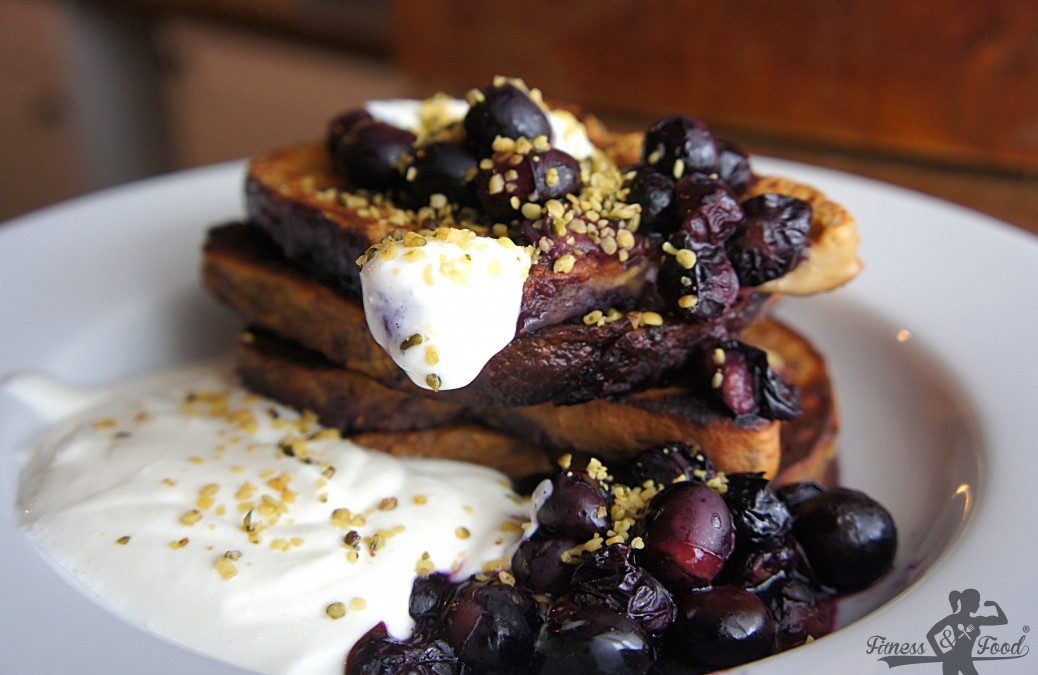 French Toast mit heißen Blaubeeren