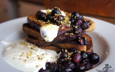 French Toast mit heißen Blaubeeren