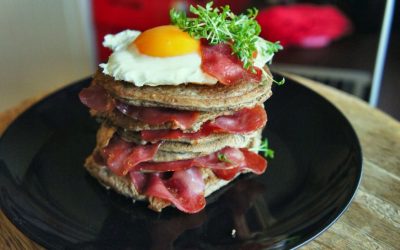 Herzhafte Protein Pancakes – mit gegrilltem Putenschinken & Spiegelei