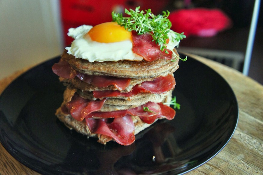 Herzhafte Protein Pancakes – mit gegrilltem Putenschinken & Spiegelei